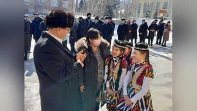 'Jizzaxda sovuqda o`quvchilarni yupun kiyimda tashqariga chiqarib, tadbir tashkillashtirganlar ishdan bo`shatilmadi'ning rasmi