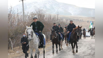 'Yangi fleshmob: Zotdor otlar Qashqadaryodan Toshkentgacha yurib kelmoqda, chavandozlar orasida viloyat hokimi ham bor (foto va video)'ning rasmi