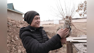 'G`uzorlik Shamsiddin Mahmudov topib olgan antiqa yarador qush "Qizil kitob"ga kiritilgan bo`lib chiqdi'ning rasmi