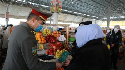 'Jizzaxda Milliy gvardiya xizmatchilari fuqarolarni bayram bilan qutlab, O`zbekiston Respublikasi Konstitusiyasi kitoblarini tuhfa qilishdi'ning rasmi