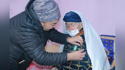 'Boyovutlik 103 yoshni qarshilagan Norjon aya "Shuhrat" medali bilan mukofotlandi'ning rasmi