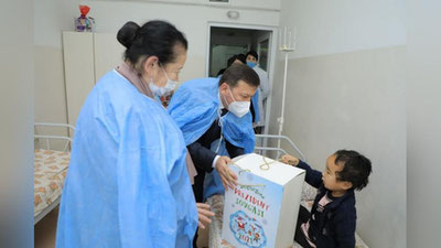 'Gematologiya shifoxonasida davolanayotgan bolajonlarga "Prezident sovg`asi" topshirildi(foto)'ning rasmi