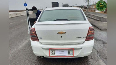 Изрображение 'Водитель "Кобальта" в Джизаке скрыл автономер от радаров бумажкой "Груз 200"'
