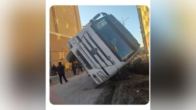 'Buxoroda asfalt ortilgan yuk mashinasi yo`ldagi nosozlik sabab fuqaroning ustiga quladi'ning rasmi