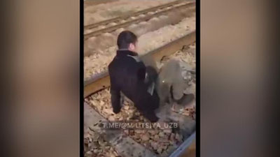 'Yurib ketayotgan poezd tagiga yotib olgan TikTok'chi topildi (video)'ning rasmi