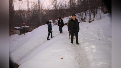 'Ayozli kunlarda Qashqadaryo hokimi chegara qishloqlardan birida tunab qolishni xohladi'ning rasmi