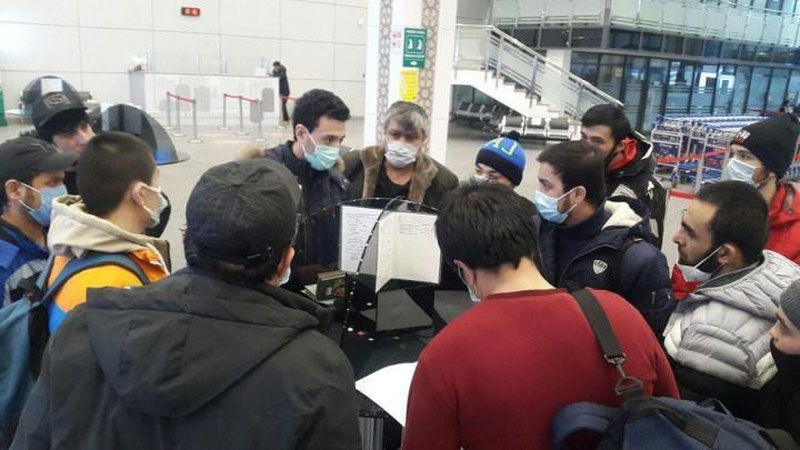 'Rossiyaning Xorijiy fuqarolarni vaqtinchalik saqlash markazlaridan 13 nafar fuqaro O`zbekistonga olib kelindi'ning rasmi
