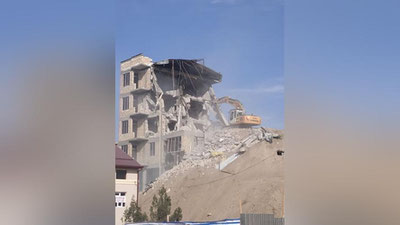 Изрображение 'В Джизаке сносят оставшуюся часть печально известной многоэтажки (видео)'