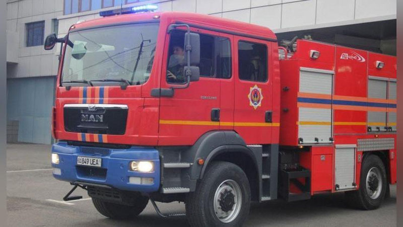 'Shayxontoxurdagi Duchor berk ko`chasida kelib chiqqan yong`in oqibatida 5 ta bir-biriga tutashgan uylar zarar ko`rdi'ning rasmi
