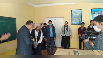 'Xayrullo Bozorov barchaga mashhur bo`lgan farg`onalik informatika o`qituvchisiga bir sinf kompyuter jamlanmasini sovg`a qildi'ning rasmi