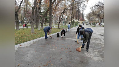 Изрображение 'Активисты провели хашар в парке у ЦУМа (фото)'