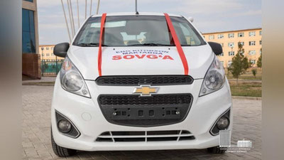 '“Eng kitobxon maktab” loyihasi g`olibiga avtomashina sovg`a qilindi'ning rasmi