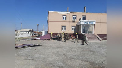'Sirdaryoda kuchli shamol Halq bankining tomini uchirib yubordi  (video)'ning rasmi