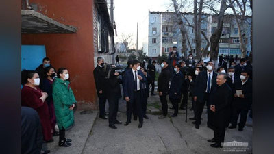 'Shavkat Mirziyoev Chirchiqdagi mahallalarda yayov yurib, prezidentni ko`rishni orzu qilgan aholi bilan suhbatlashdi (foto)'ning rasmi