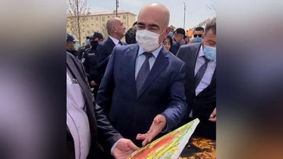 'Zoir Mirzaev Navro`z saylida rassomga 5 mln so`m ishlab olishda yordam berdi'ning rasmi