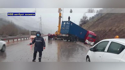 '“Qamchiq” dovonida yuk mashinasi yo`l chetidagi xandaqqa tushib ketdi (video)'ning rasmi