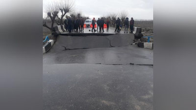 'Yomg`ir oqibatlari: Paxtachida yangi qurilgan ko`prik buzilib ketdi, qator yo`llar yopilgan (foto)'ning rasmi