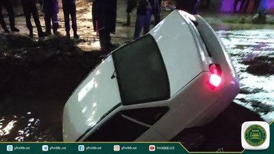 'Samarqandda “Neksiya” ta`mirlash olib borilayotgan yo`lda chuqurga tushib ketdi'ning rasmi