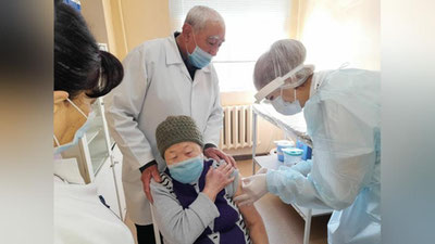 'Sirdaryoda 85 yoshli Kim Galina birinchi bo`lib koronavirusga qarshi emlandi'ning rasmi