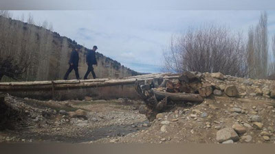 'Ijtimoiy tarmoqda tanqid qilinayotgan Dehqonoboddagi vahimali ko`prik mas`ullar tomonidan foydalanishga yaroqli deb topildi'ning rasmi