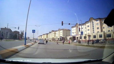 'Namanganda haydovchi svetoforning qizil chirog`iga bo`ysunmay, yo`ldan o`tayotgan o`quvchilarni urib ketmoqchi bo`ldi (video)'ning rasmi