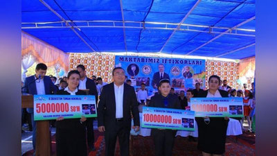 'O`zbekiston tumani hokimi "Yosh kitobxon" tanlovi g`olibining onasi va ustoziga ham pul mukofoti berdi (foto)'ning rasmi