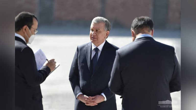 'Шавкат Мирзиёев: "Самарқандда 223 минг киши чет элда юрибди, 174 минг киши ишсиз. Раҳбарларнинг виждони бўлса, ойлигимни ярмини шуларга ўтказаман деб айтиши керак"'ning rasmi