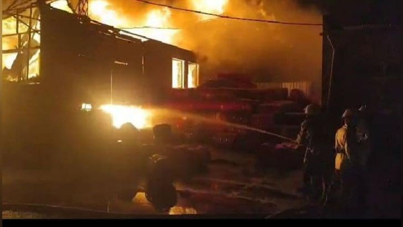 'Tunda Sergeli tumanida katta yong`in bo`ldi, 12 ta yong`in-qutqaruv brigadasi jalb etilgan'ning rasmi