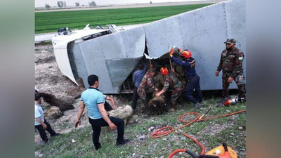 'Jizzaxda yuk mashinasi ag`darilib ketdi. Tirkamasida bo`lgan yuzlab qo`ylar halok bo`ldi'ning rasmi