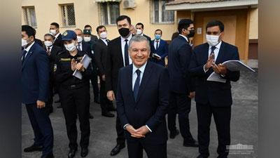 'Prezident Toshkentdagi yana bir mahallaga kirib bordi va maydonchalarda o`ynayotgan bolalarga tilaklar bildirdi (foto)'ning rasmi