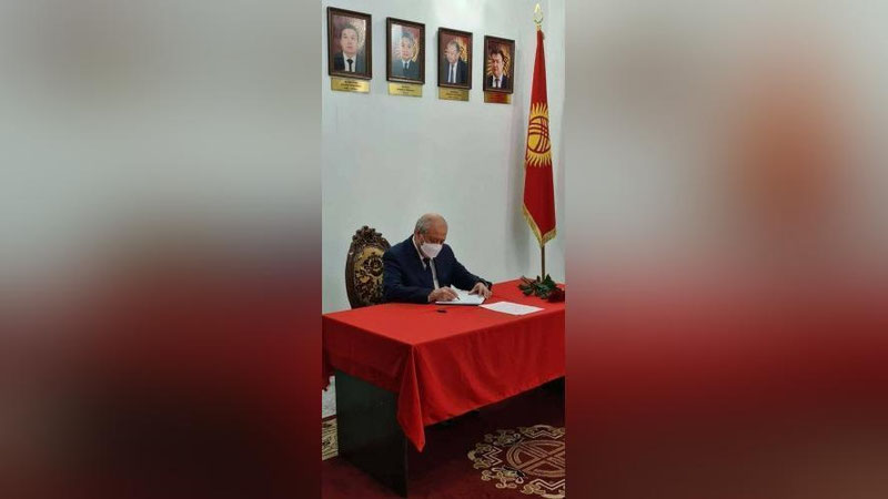 'Tashqi ishlar vaziri Qirg`iz Respublikasining Toshkent shahridagi elchixonasiga bordi'ning rasmi