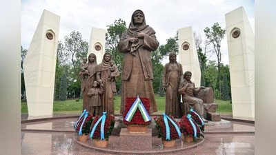 'Prezident urushda besh o`g`lidan ayrilgan jafokash ona, uning sadoqatli kelinlari va etim qolgan nabiralari xotirasiga bag`ishlab barpo etilgan yodgorlik poyiga gulchambar qo`ydi'ning rasmi