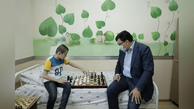'Шахмат федерацияси раиси шахматда бемор болага ютқазиб қўйди'ning rasmi