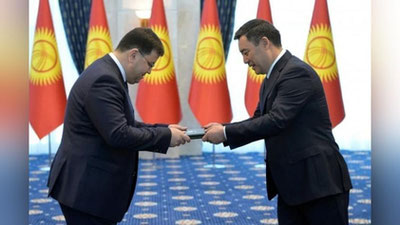 'O`zbekiston elchisi Qirg`iziston Prezidentiga ishonch yorliqlarini topshirdi'ning rasmi