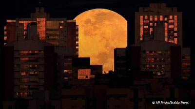 Изрображение 'Редкое явление: на Земле наблюдали полнолуние, суперлуние и затмение (фото)'