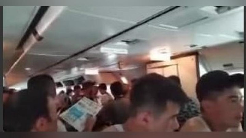 'Qarshida yo`lovchilar issiqda bir necha soat o`tirishga majburlangan Rossiya samolyotining asosiy va qo`shimcha dvigatellari buzilib qolgan'ning rasmi