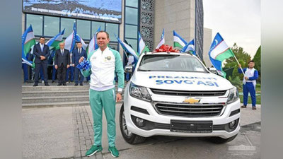 'O`zbekiston bayrog`ini Everestga olib chiqqan Denisenkoga Prezident sovg`asi topshirildi (foto)'ning rasmi