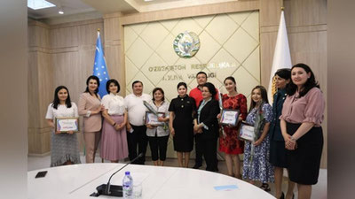 'Adliya vazirligi tomonidan tashkil etilgan “Jamiyatda ayollar: huquq, himoya va imkoniyatlar” tanlovining g`oliblari taqdirlandi'ning rasmi