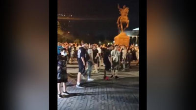 '"Rossiyalik bloger "Subo"ni kutib olish uchun 200 ga yaqin fuqaro yig`ilgan". Kecha tunda Amir Temur hiyobonida aholi to`plangani bo`yicha rasmiy ma`lumot berildi (video)'ning rasmi