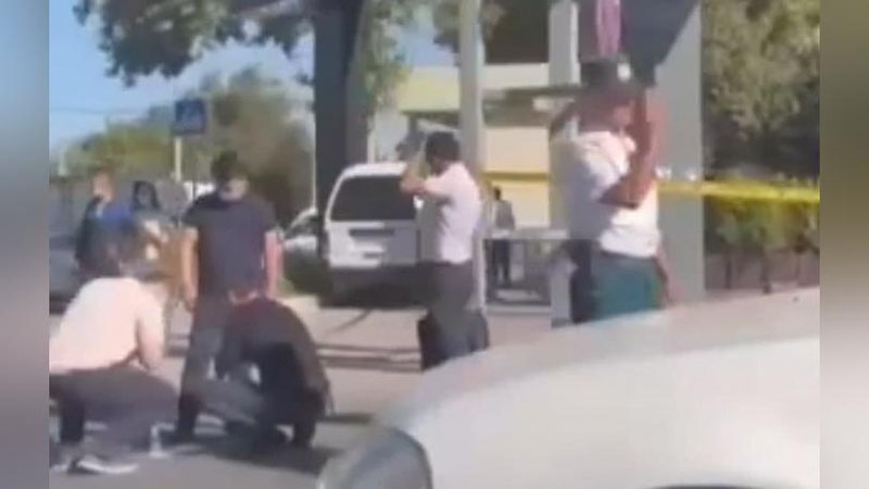 'Тошкентдаги "Малика" савдо мажмуаси олдида сотувчилар ўртасида пичоқбозлик юзага келди. 44 ёшли фуқаро ўлдирилди (видео)'ning rasmi