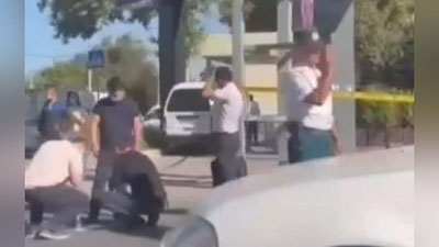 'Toshkentdagi "Malika" savdo majmuasi oldida sotuvchilar o`rtasida pichoqbozlik yuzaga keldi. 44 yoshli fuqaro o`ldirildi (video)'ning rasmi