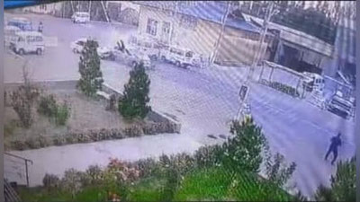 'Namanganda dahshatli avtohalokat. Yo`l chetida turgan keksa kishi "Kobalt" haydovchisining katta tezligini qurboni bo`ldi (Video)'ning rasmi