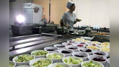 '"Майли уйларига олиб кетишсин".  Шавкат Мирзиёев мактабларда юқори синфларга ҳам тушлик бериш режалаштирилаётганини маълум қилди'ning rasmi