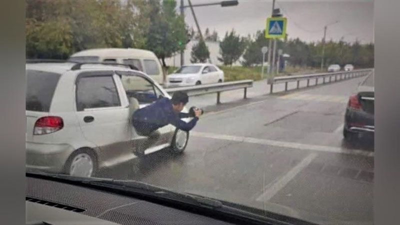 'Toshkentda "Matiz" eshigiga osilib surat olib ketayotgan fuqaro jarimaga tortildi'ning rasmi