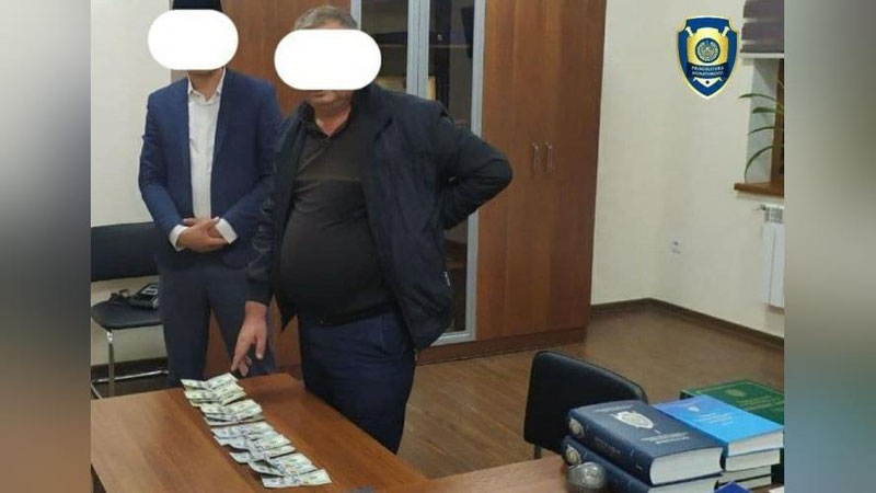 'Samarqandda tadbirkorlik qilmoqchi bo`lgan fuqaroni aldab katta pulni qo`lga kiritgan shaxs ushlandi'ning rasmi