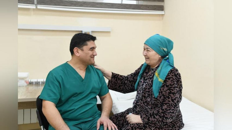 'O`zbekistonda koronavirusdan o`pkasi 65 foiz zararlangan, ham infarkt, ham insultga chalingan o`ta og`ir ahvoldagi bemorning yuragi operasiya qilindi'ning rasmi