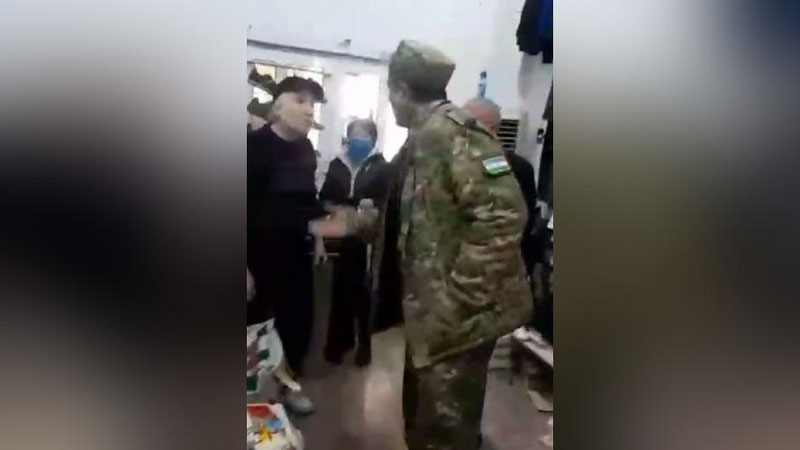 'Олмалиқ шаҳар Мудофаа ишлари бўлими бошлиғи бозорда аёл кишига қўполлик қилгани айтилмоқда. Вазирлик ҳолатни назоратга олди (видео)'ning rasmi