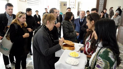 'Франция университети профессорлари Бухоро Туризм ва маданий мерос техникумида ишлашмоқда'ning rasmi