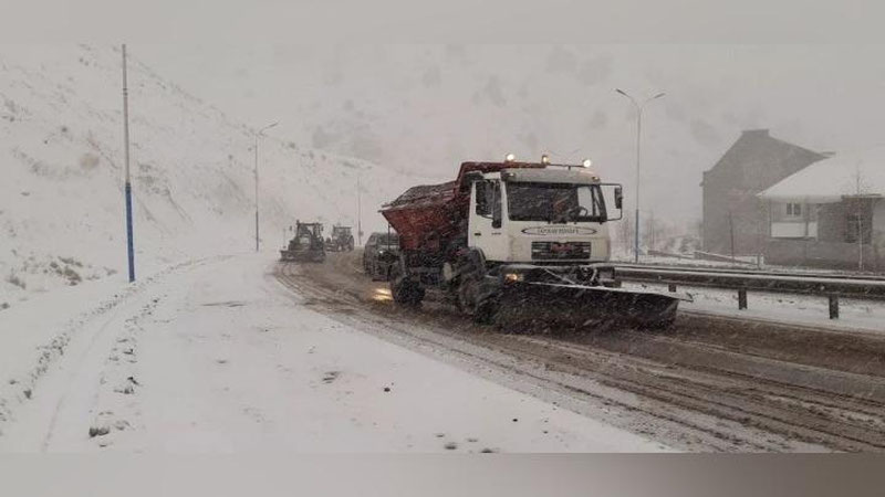 '“Қамчиқ” довони йўлидаги қорни тозалашга 121 та техника ва 350 га яқин ишчи жалб этилди (фото)'ning rasmi