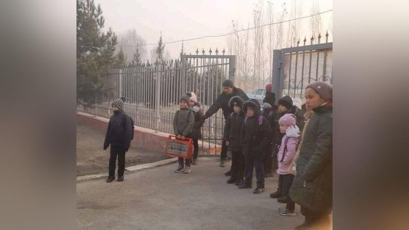 'Andijonda o`quvchi maktabga nega pechka olib keldi? Maktabdagi ahvol haqida rasmiylar munosabat bildirishdi'ning rasmi